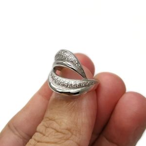 - แหวน เงินแท้ 92.5% งานส่งออก ฝังเพชรสวิส cz เกรด 5A หน้าแหวนกว้าง 1.7 ซม. หนัก 4.8-5.2 กรัม ดีไซน์สวยหรู ดูแพง เคลือบทองคำขาวแล้วครับ ใส่ไม่ดำ และไม่ซ้ำใคร