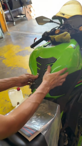 TANK PAD MOTORCYCLE UNIVERSAL CARBON NINJA250 Z250 R25 ER6 VERSYS R25 XJ6 FZ150 KR150 CBR MT25 MT15 Duke Pulsar YAMAHA