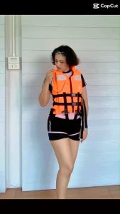 เสื้อชูชีพมาตรฐานกรมเจ้าท่าแบบไมมีปกคอ รุ่น Koromo (โกโรโมะ) ชนิดเสื้อกั๊กขนาด100นิวตัน (ผู้ใหญ่45-100กก.)มีแถบสะท้อนแสงและนกหวีดได้รับรองมาตรฐาน