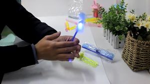 (1 PCS) LED Bamboo Dragonfly Creative Flying Stick Toys Flying Spinning Toys Flash Light Hand Rub Classic ToyFor Kids