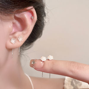 ต่างหูรูปดอกกุหลาบสีขาวแบบเส้นผมเงินสำหรับผู้หญิง เครื่องประดับแฟชั่นที่เข้ากันได้หลากหลาย ดีไซน์สวยงาม จี้หูสไตล์เกาหลี