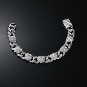 สร้อยข้อมือรูปหัวใจสไตล์ฮิปฮอปสำหรับผู้ชาย สร้อยข้อมือโลหะผสมประดับเพชรเทียมสไตล์ไฮเอนด์แบบเรียบง่ายและหรูหรา