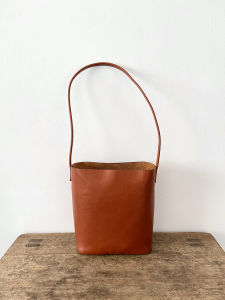 Lightweight Tannery Leather Bucket Bag Single Shoulder Handbag Fashionable Versatile Mini Cowhide Underarm Bag for Autumn Winter