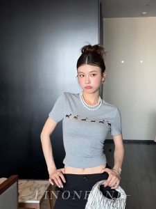 Dream clothes🎃เสื้อยืดลายลูกสุนัข🥕เสื้อยืดแฟชั่นแขนสั้นผู้หญิง เสื้อยืดเข้ารูป ดีไซน์คอกลมเรียบง่ายสไตล์เกาหลี สบายๆ และอเนกประสงค์