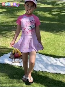 Đồ bơi một mảnh ngắn tay kiểu váy màu hồng cho bé gái phối họa tiết dễ thương