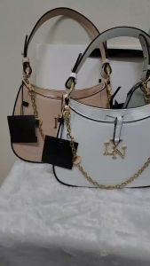 กระเป๋า LYN รุ่นโคโม Shoulder bag ใหม่ล่าสุด พร้อมอุปกรณ์ ป้ายราคา สายสะพาย ถุงผ้า ของขวัญวันเกิด วันครบรอบ กดสั่งซื้อ ถุงกระดาษ เพิ่มได้ เเต่งสายเพชร