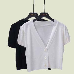 เสื้อคาร์ดิแกนถักแขนสั้นผ้าไหมน้ำแข็งคอวีสีพื้นสำหรับผู้หญิงในช่วงฤดูร้อน เสื้อยืดแขนสั้นทรงพอง ทรงหลวม สไตล์เรียบง่าย