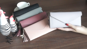 MOUSSON กระเป๋าสตางค์แบบซองหรูหราพร้อมปอมปอมและจี้รูปหัวใจสำหรับผู้หญิงสไตล์มินิมอล ใส่การ์ดและเหรียญได้