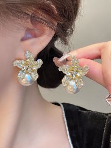 ต่างหูไข่มุกดอกไม้ประดับเพชรเงางามสำหรับผู้หญิง เครื่องประดับแฟชั่นสุดเก๋ ดีไซน์ไฮเอนด์ ดีไซน์เฉพาะตัว เครื่องประดับหูทันสมัย