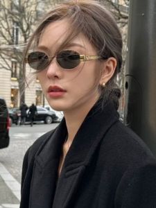 แว่นกันแดดทรงรีโลหะย้อนยุคผู้หญิงแฟชั่นสูง สไตล์ฝรั่งเศส หน้าเล็กป้องกันแสงแดดยอดนิยม 2024 แว่นกันแดดรุ่นใหม่กรอบบาง