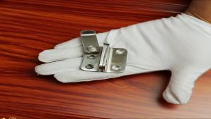 Chốt khóa cửa gạt mở bên trái và bên phải có lỗ móc ổ khóa bằng thép không gỉ chống xâm nhập từ bên ngoài