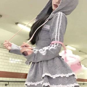 เสื้อแจ็คเก็ตคาร์ดิแกนคอฮู้ดลายเค้กสีเทาสไตล์ Y2K สำหรับผู้หญิงในฤดูใบไม้ร่วง เสื้อเชิ้ตแขนยาวคอวีลายดอกไม้ปะติดปะต่อกัน