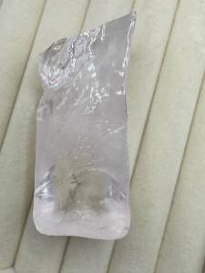 ไพลินสีขาวดิบที่เพาะเลี้ยงในห้องแล็บ ไพลินที่เพาะเลี้ยงในห้องแล็บไม่ได้ผ่านความร้อน น้ำหนัก 92 กรัม