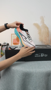 ERKE รองเท้าวิ่งสำหรับฤดูหนาวรองเท้าวิ่งสำหรับผู้ชายรองเท้าทดสอบสมรรถภาพทางกายมืออาชีพรองเท้าฝึกเข้าโรงเรียนมัธยมต้นนักเรียน