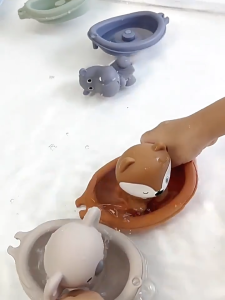 Thuyền nổi đồ chơi tắm cho bé. Gia đình ngón tay Con rối ngón tay tháo rời được thuyền