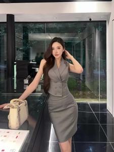 Fine Wool Sleeveless Vest and Pencil Skirt Set Grey