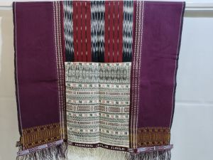 Ulos ragi hidup/pinuncaan pakaian adat Batak toba