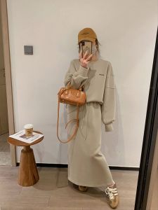 ชุดสองชิ้นสีพีชแฟชั่นสำหรับผู้หญิง ชุดสเวตเตอร์คอกลมและกระโปรงสั้นเอวสูง ชุดแฟชั่นฤดูใบไม้ร่วง ชุดทำงาน ชุดลำลอง