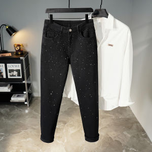 กางเกงยีนส์ยีนส์สีดําเอวกลางสําหรับผู้ชายอินเทรนด์ดาวและเพชรประดับเอวยางยืดระบายอากาศสําหรับฤดูร้อน