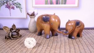ช้างไม้แกะสลัก ช้างการ์ตูน ตัวเล็ก สีไม้ ช้างน้อย วางไว้บนโต๊ะ เสริมฮวงจุ้ย ค้าขาย ร่ำรวย ช้าง มงคลแกะสลัก แกะสลักไม้