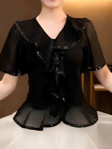 เสื้อยืดคอวีแขนสั้นผ้าฝ้ายทรงเข้ารูปสำหรับผู้หญิง 2025 ฤดูร้อนใหม่ ดีไซน์ฝรั่งเศส ขอบลูกไม้สีดำ ทรงเข้ารูป กระชับสัดส่วน เสื้อตัวบน