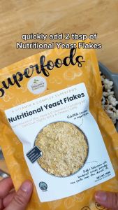Natures Superfoods Premium Nutritional Yeast Flakes 150g l Complete B Vitamins incl. Vit. B12 l Ideal For Vegans l Tastes Cheesy