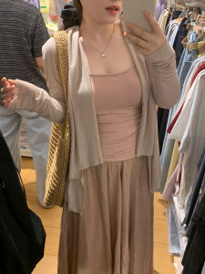 เสื้อคาร์ดิแกนถักบางสำหรับผู้หญิงในฤดูร้อน สีขาวไม่สมมาตร แขนยาว ทรงเข้ารูป ผ้าฝ้ายผสมโพลีเอสเตอร์ สไตล์หวานๆ