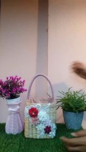 กระเป๋าสานผักตบชวา ทรงกล่องสูง แต่งดอกไม้