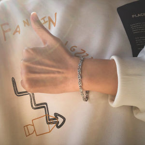 สร้อยข้อมือโลหะสีเงินแบบโซ่สแตนเลสสำหรับผู้ชายและผู้หญิง สไตล์เกาหลี โซ่แบบเรียบง่าย สไตล์วินเทจ สร้อยข้อมือแบบกลางๆ