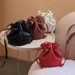 กระเป๋าสะพายข้าง PU หนังสีแดง ทรงถัง ดีไซน์พิเศษ กระเป๋าสะพายข้างแบบสะพายไหล่เดียว กระเป๋าสะพายข้างแบบคล้องไหล่ กระเป๋าสะพายข้างแบบมีสายสะพายข้าง