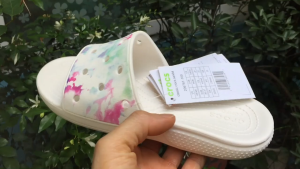 Dép lê tổ ong họa tiết của Crocs mẫu mới 2022 - pb104