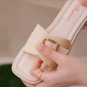 QXshop สินค้าแนะนำ รองเท้าแตะผู้หญิงแฟชั่น รุ่นนี้ดีเทลสวย ดูสะอาดตา สวมใส่ง่าย พื้นนิ่ม ซัพพอร์ทหน้าเท้าได้ดี สวมสบายชิคๆได้เลยแม่ ปังไม่ไหว รีบเลออ