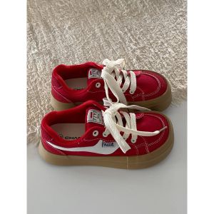 รองเท้าผ้าใบพื้นหนาสีแดงสำหรับผู้หญิง ฤดูใบไม้ร่วง 2025 รองเท้าลำลองสไตล์อเมริกันย้อนยุค รองเท้าบอร์ดแบบลำลอง รองเท้าผ้าใบ