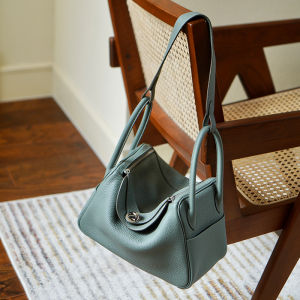 Lynne Handbag 26cm Leather Wax Thread Hand Sewn Doctor Bag Single Shoulder Womens Bag Soft Handle Zipper Closure Casual Style