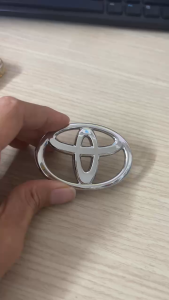Logo kim loại gắn vô lăng xe hơi Toyota