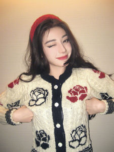 เสื้อคาร์ดิแกนถักลายดอกกุหลาบสไตล์ลำลองสำหรับผู้หญิง ฤดูใบไม้ผลิ 2025 เสื้อคลุมยาวถึงข้อศอกแบบสวมหัว ปกติ คอตั้ง กระดุมเดียว