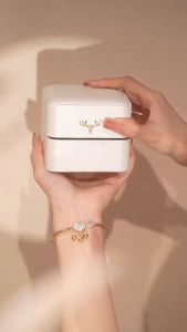Vòng đeo tay nữ dùng khoá đám mây trường thọ kích thước 16cm hình bầu dục ôm cổ tay nhỏ dễ thương