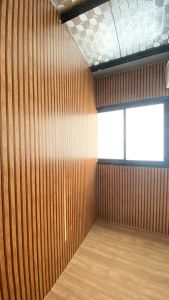 วอลเปเปอร์ผนังบ้าน ลายไม้ระแนง 0.45x9-10เมตร ติดง่าย กันน้ำ สติกเกอร์ติดผนัง เป็นวอลเปเปอร์ที่มีกาวในตัว มาปรับหมดทุนได้ที่ห้อง Wallpaper ในรูปลักษณ์ที่ติดผนั่ง