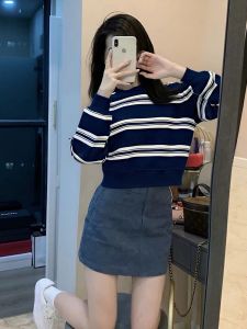 เสื้อสเวตเตอร์คอตั้งลายทางแขนยาวหลวมๆ สั้นๆ สำหรับผู้หญิง เสื้อยืดสไตล์เกาหลีฤดูใบไม้ผลิและฤดูใบไม้ร่วง เสื้อผ้าทำงาน