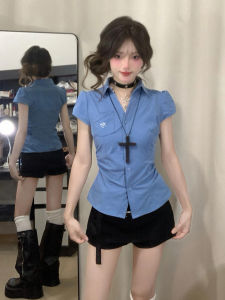 Y6Y | เสื้อเชิ้ตแขนสั้นสีฟ้าสำหรับผู้หญิงในช่วงฤดูร้อนปี 2025 ดีไซน์ใหม่สไตล์ฝรั่งเศส เสื้อเชิ้ตทรงเข้ารูปเอวเข้ารูป ดีไซน์เก๋ไก๋