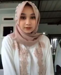 Hijab Segi Empat Bella PAYET /hijab/ Jilbab Segiempat PAYET / Kerudung Segi 4 Payet - Almahira Shop