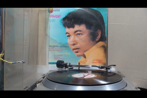 1 แผ่นเสียง 12นิ้ว g53 ธานินทร์ อินทรเทพ แตกเนื้อหนุ่ม อุมาพร ร้อยชู้หรือจะสู้เมียตน แผ่นVG++/NMริ้วรอยบาง เสียงรบกวนมีน้อยนิดไม่มีรอยลึก แผ่นล้างทำความสะอาดแล้ว ปกVGมีตำหนิขอบนิดหน่อย ขอบขาด สันทะลุ