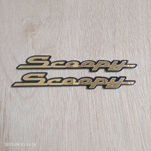 emblem scoopy latin timbul bahan akrilik