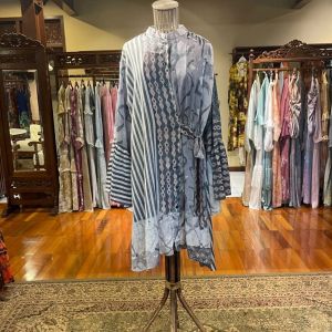 Dinda Tunik by Dian Pelangi LIMITED EDITION Blouse Baju Atasan Kemeja Blus Outfit Casual Formal Kerja Kantor Pesta Pernikahan Kondangan Lebaran Wanita Hijaber Cantik Anggun Modis Modern Simple Elegan Mewah Model Korea Terbaru Motif Batik Abstrak Kekinian