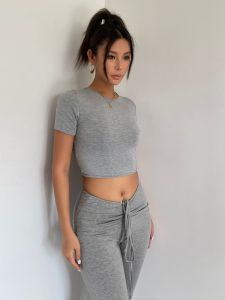 เสื้อยืดแขนสั้นทรงเข้ารูปสำหรับผู้หญิงในช่วงฤดูร้อน เสื้อแขนสั้นเปิดหลังเซ็กซี่ ดีไซน์เก๋ไก๋ ผ้าฝ้ายผสมโพลีเอสเตอร์