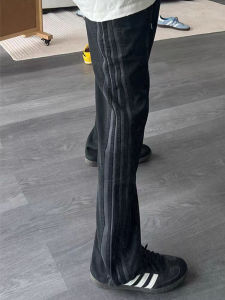 กางเกงขายาวทรงตรงสีเทาเข้มลายทางสำหรับผู้ชาย กางเกงขายาวทรงตรงสไตล์อเมริกันย้อนยุค กางเกงขายาวลำลอง 3 แถบ ทรงหลวม ทรงหลวม