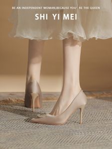 รองเท้าส้นสูงแบบฝรั่งเศสสำหรับผู้หญิง ทรงหัวแหลม ด้านบนทำจากซาติน ดีไซน์หรูหรา พร้อมหัวเข็มขัดประดับเพชร รองเท้าสวมส้นเตี้ย