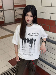 AHCN เสื้อยืดแขนสั้นพิมพ์ลายตัวอักษรสีดำสไตล์ย้อนยุคสไตล์อเมริกันสำหรับผู้ชายในช่วงฤดูร้อน ทรงหลวม ลำลอง คอกลม