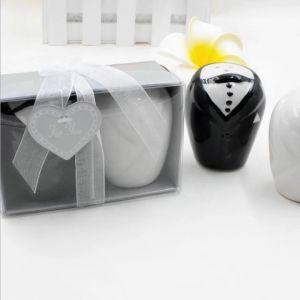 【COD】Wedding Giveaway Bride and Groom Salt and Pepper Shaker Anniversary Wedding Souvenir Giveaways Favors Unique Wedding Salt and Pepper