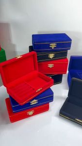 กล่องใส่เครื่องประดับกล่องคิ้วทองกำมะหยี่  สีแดง คละแบบ